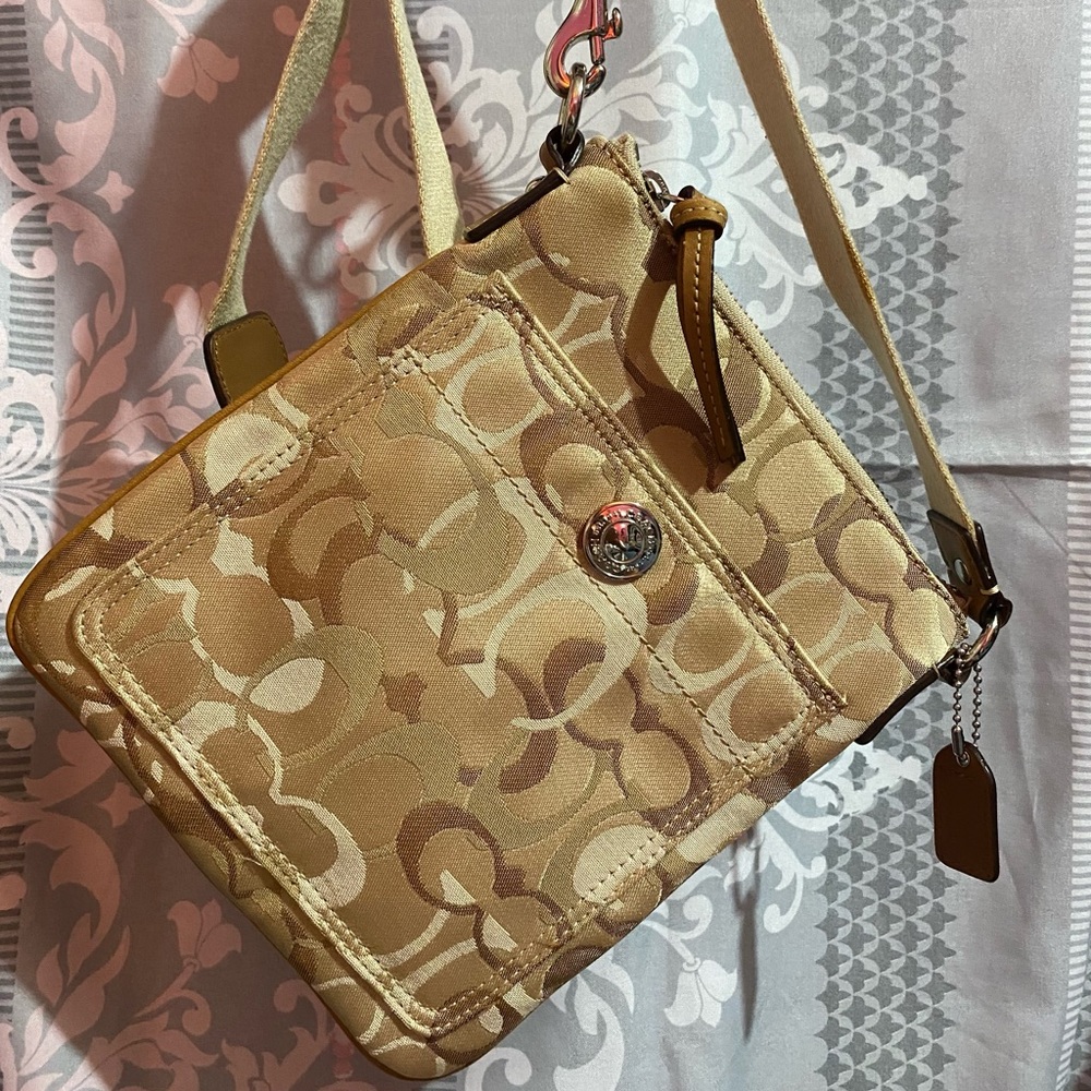 Coach messenger bag measurements: 7 1/2” W and 8 1/2” L